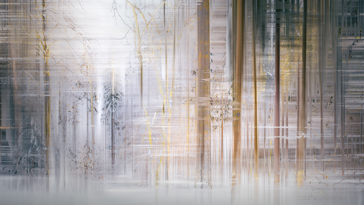Nicole Holz Fine Art Editions | Abstrakte Fotokunst und experimentelle Fotografie | Aktuell: WONDERLAND - Vision, Fiktion, Imagination. Eine zeitgenössische fotografische Interpretation surrealer Landschaften als erzählerische Konzeptkunst. Durchbrochene Kompositionen, die Verfremdung mit bewegten Sequenzen kombinieren. Überwindung von Grenzen bis zu deren Auflösung. Farben und Formen, Linien und Inhalte in fragmentarischen Ausschnitten, der Raum selbst bleibt in seinem Wesen und seinen Dimensionen erhalten - eine surreale Andersartigkeit jenseits unserer prosaisch-methodischen Wahrnehmung macht das essentiell Offensichtliche wie schemenhaft Verborgene einer ruralen Szene sichtbar.