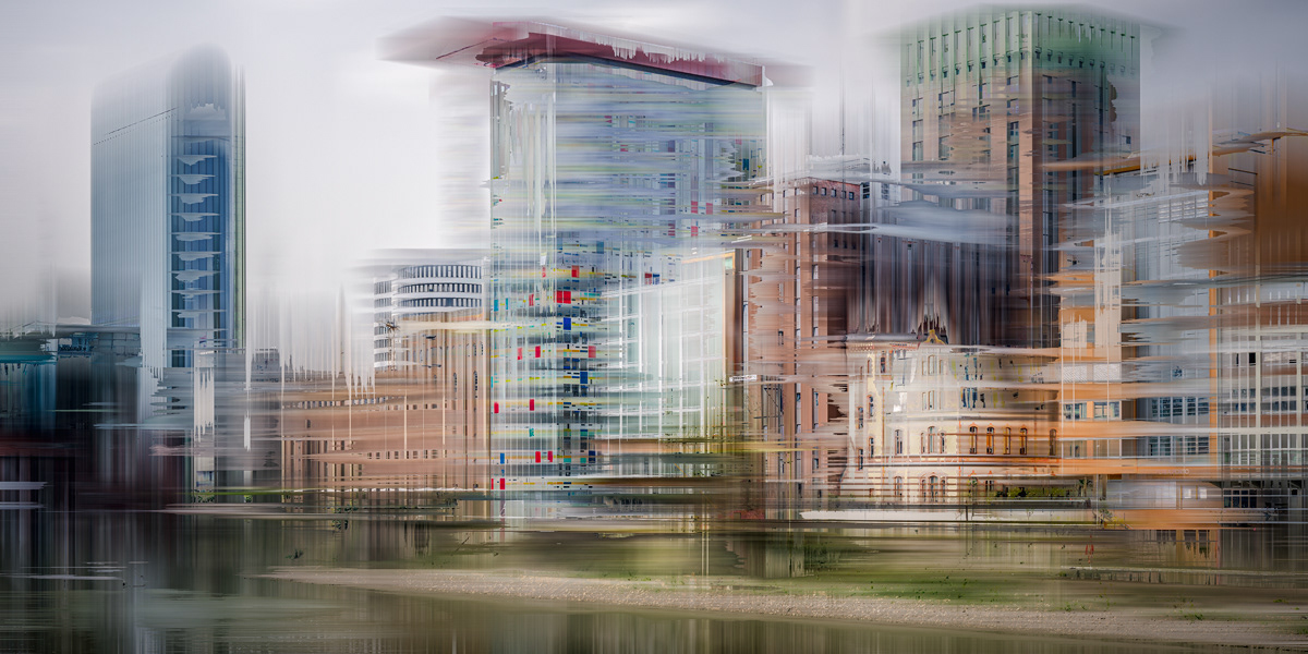NICOLE HOLZ EDITIONS | Abstrakte Fotokunst | Düsseldorf Medienhafen - Von der Fotografie zur Abstraktion | Die konkurrierenden Städte am Rhein Köln und Düsseldorf als urbane Landschaften zeitgenössisch interpretiert. Eine moderne Übersetzung der bekannten Gehry-Bauten im Düsseldorfer Medienhafen in abstrakte Fotokunst. 
