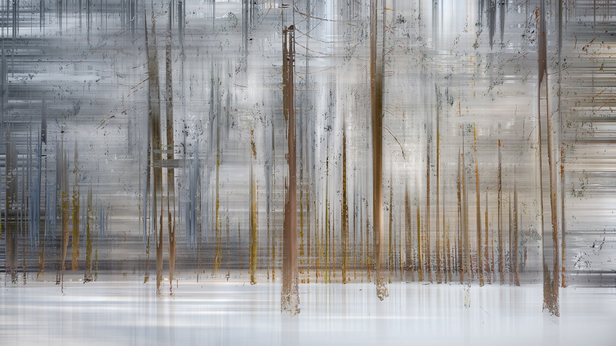 Abstrakte Fotokunst und experimentelle Fotografie Nicole Holz | Aktuell: WONDERLAND - Vision, Fiktion, Imagination. Eine zeitgenössische fotografische Interpretation surrealer Landschaften als erzählerische Konzeptkunst. Durchbrochene Kompositionen, die Verfremdung mit bewegten Sequenzen kombinieren. Überwindung von Grenzen bis zu deren Auflösung. Farben und Formen, Linien und Inhalte in fragmentarischen Ausschnitten, der Raum selbst bleibt in seinem Wesen und seinen Dimensionen erhalten - eine surreale Andersartigkeit jenseits unserer prosaisch-methodischen Wahrnehmung macht das essentiell Offensichtliche wie schemenhaft Verborgene einer ruralen Szene sichtbar.