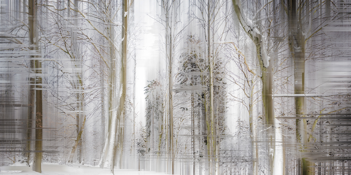 Nicole Holz Fine Art Editions | Abstrakte Fotokunst und experimentelle Fotografie | Aktuell: WONDERLAND - Vision, Fiktion, Imagination. Eine zeitgenössische fotografische Interpretation surrealer Landschaften als erzählerische Konzeptkunst. Durchbrochene Kompositionen, die Verfremdung mit bewegten Sequenzen kombinieren. Überwindung von Grenzen bis zu deren Auflösung. Farben und Formen, Linien und Inhalte in fragmentarischen Ausschnitten, der Raum selbst bleibt in seinem Wesen und seinen Dimensionen erhalten - eine surreale Andersartigkeit jenseits unserer prosaisch-methodischen Wahrnehmung macht das essentiell Offensichtliche wie schemenhaft Verborgene einer ruralen Szene sichtbar.
