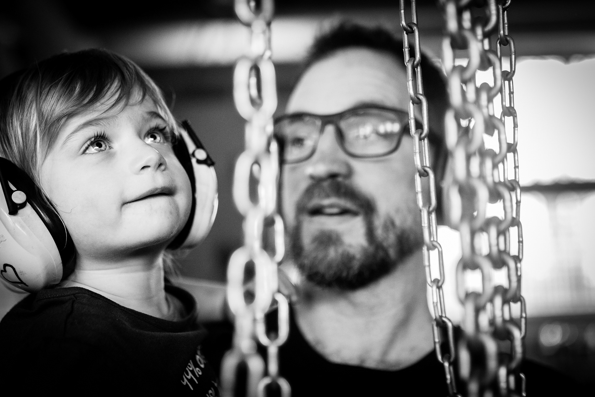 Lifestyle famille - Papa forgeron et la petite qui découvre ce beau métier