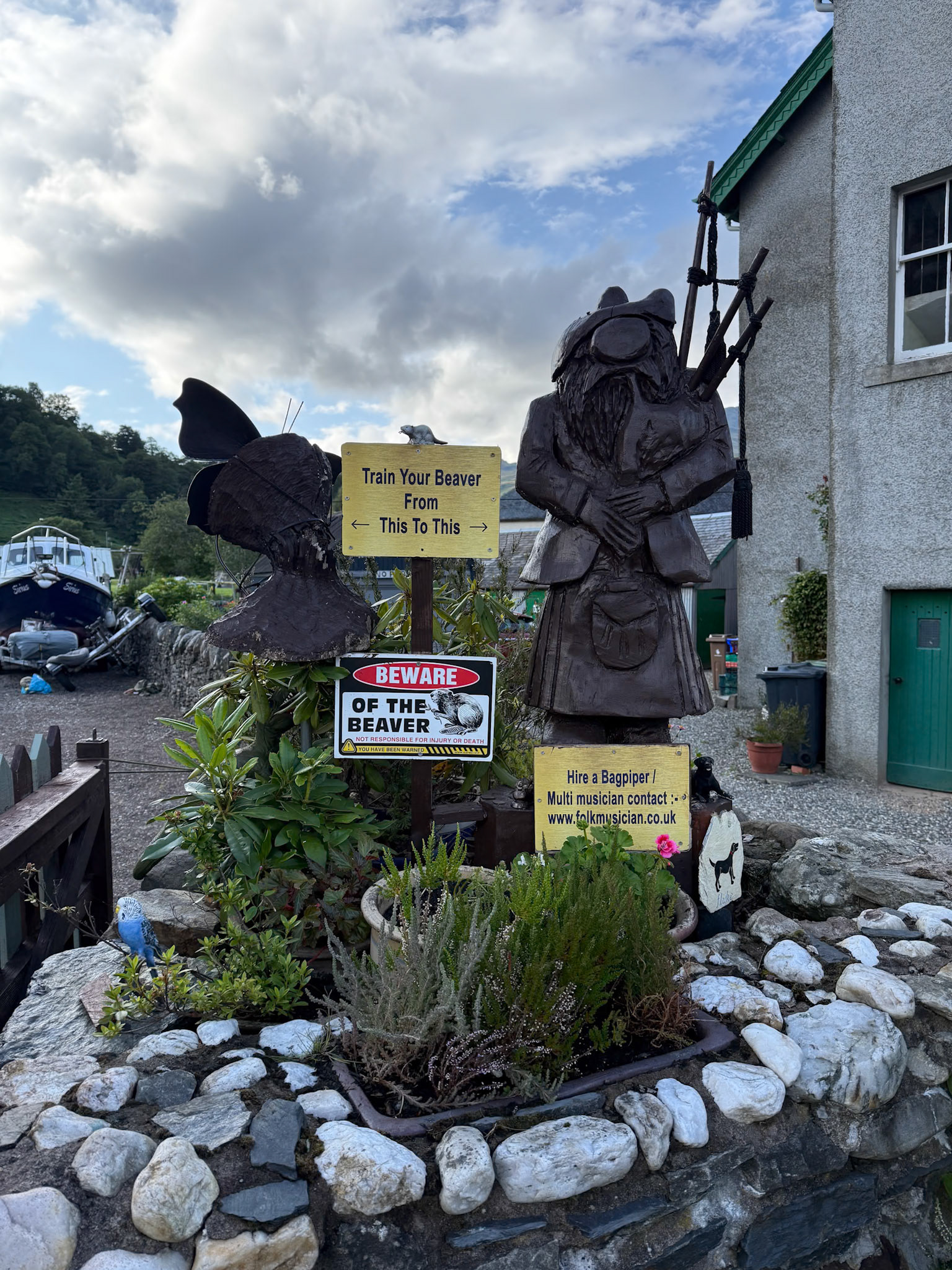 Killin Highland Lodges and the Bagpiper Statue.
