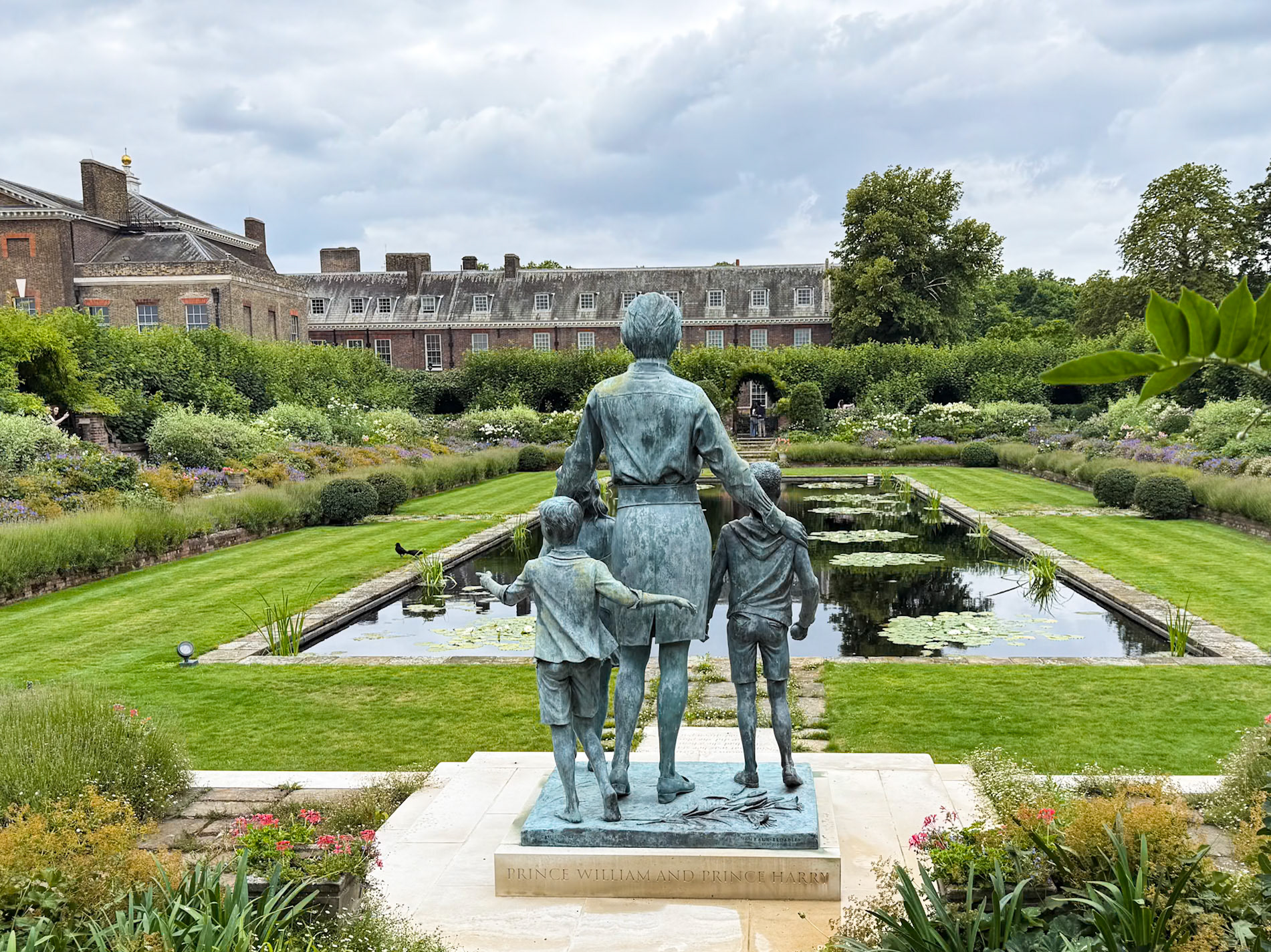 Kensington Palace and the Diana Statue.