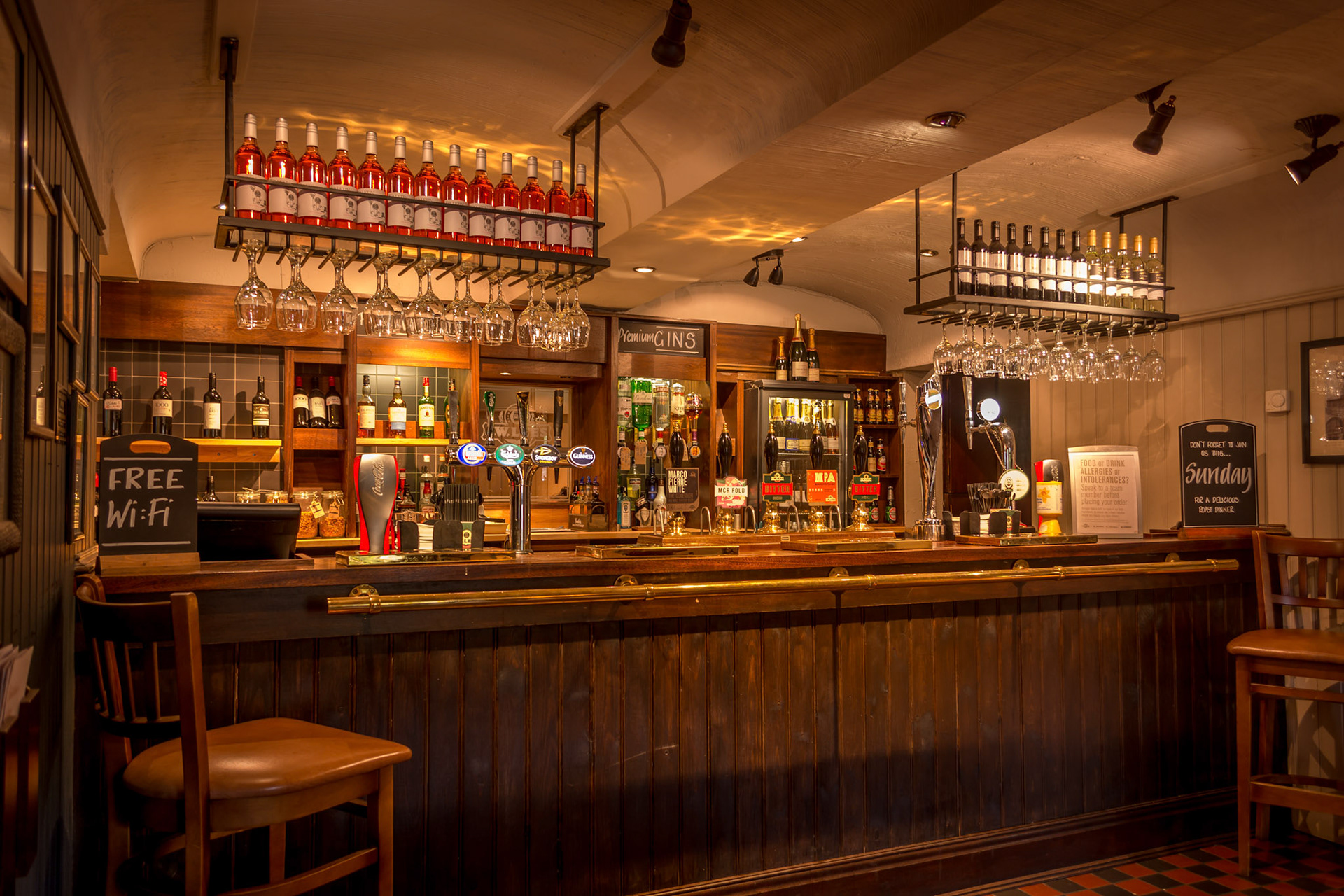 Pub bar for social media