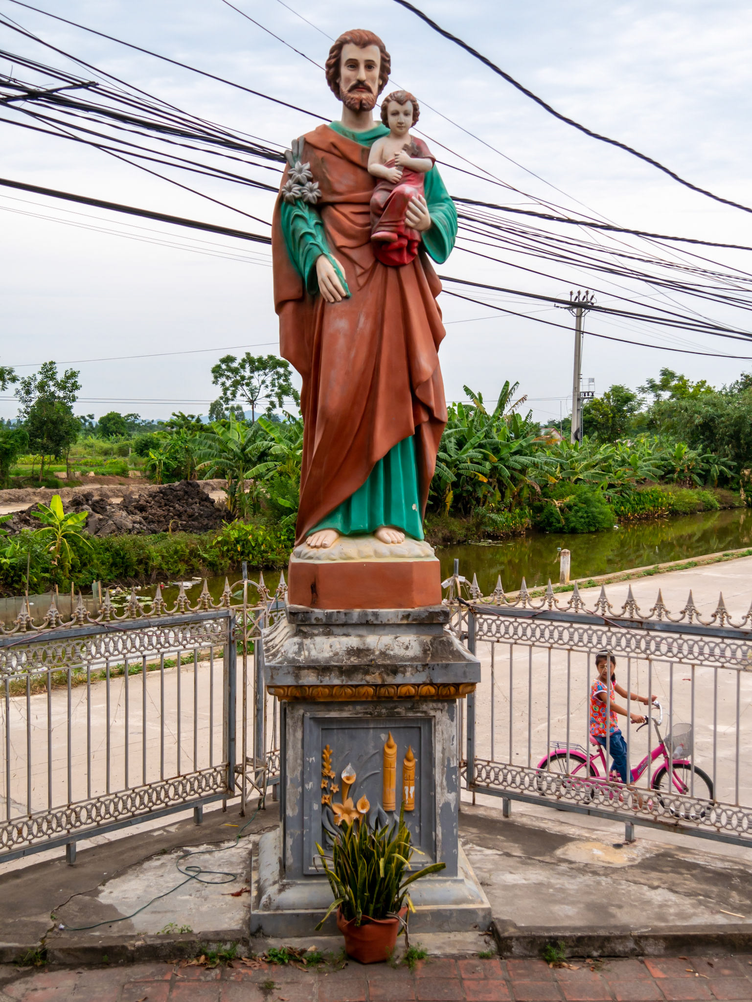 Near Ninh Bình (Vietnam)