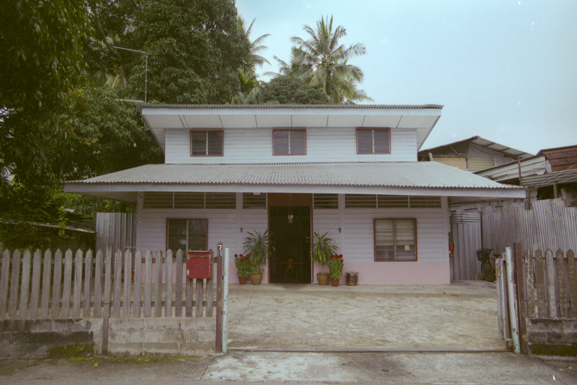 Canon EOS 5 / Fuji C200