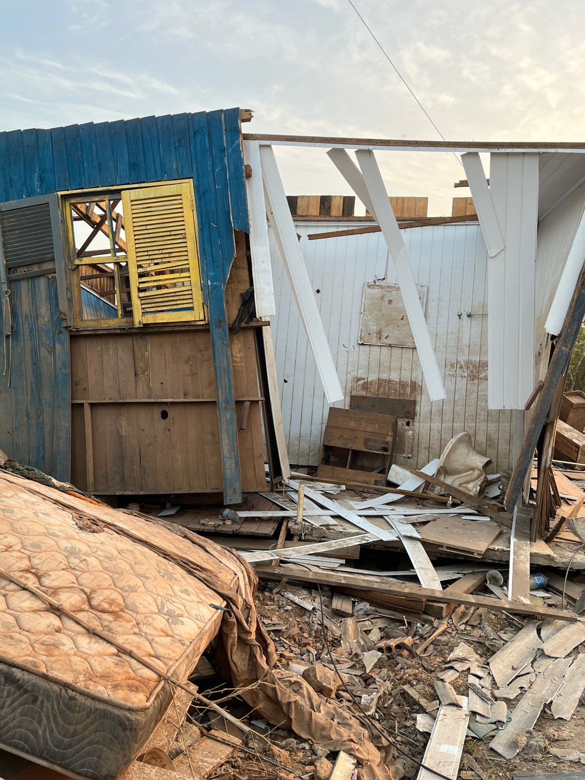 casa destruida pela enchente