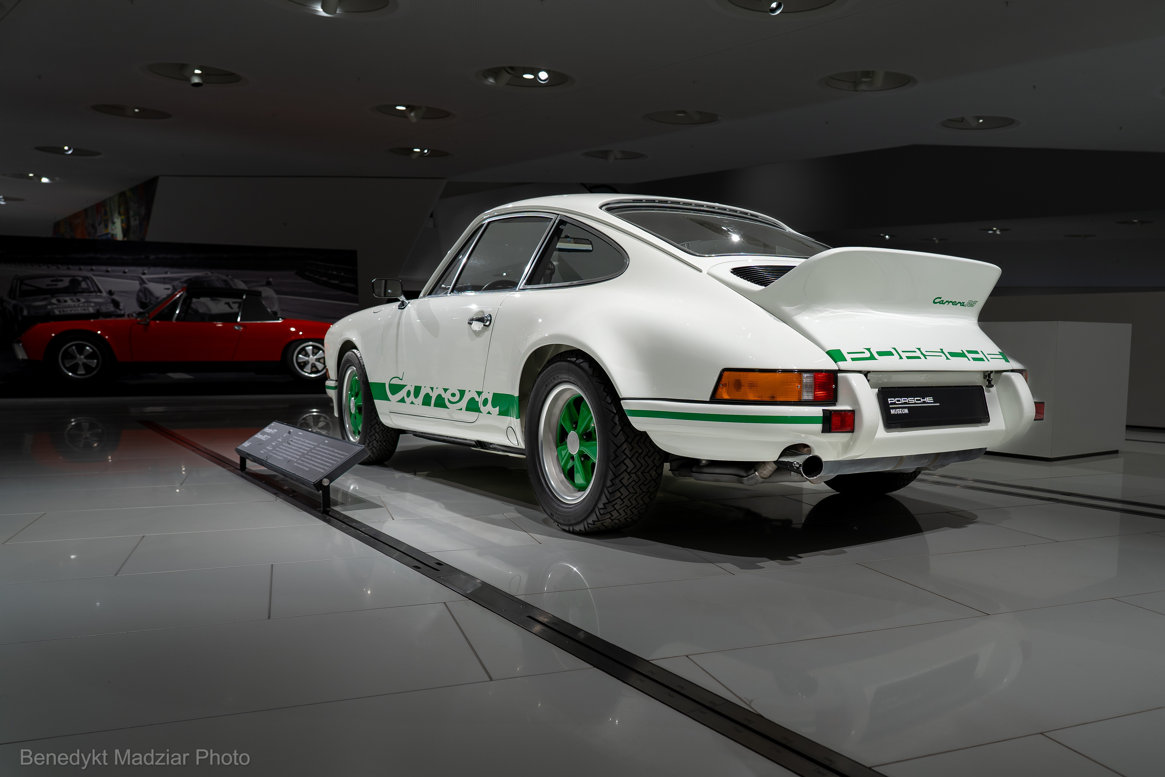 Porsche Carrera RS 2.7 and the ducktail, the purpose of which was to press the car to the road. And it is precisely through this spoiler that you can quickly recognize the first model of the Porsche Carrera RS 2.7 or through the characteristic Carrera inscription in the color of the car's paint on the painted stripe at the bottom of both the driver's and passenger's doors. It is also worth mentioning that the RS 2.7 is the first Porsche 911 with the Carrera suffix produced since 1973. The name Carrera refers to the classic road race Carrera Panamericana - "The Mexican Road Race", and the abbreviation RS is nothing else than "Rennsport", i.e. racing. The model in the photo is a 1973 model, a 6-cylinder 2.7 boxer engine with 210 HP.