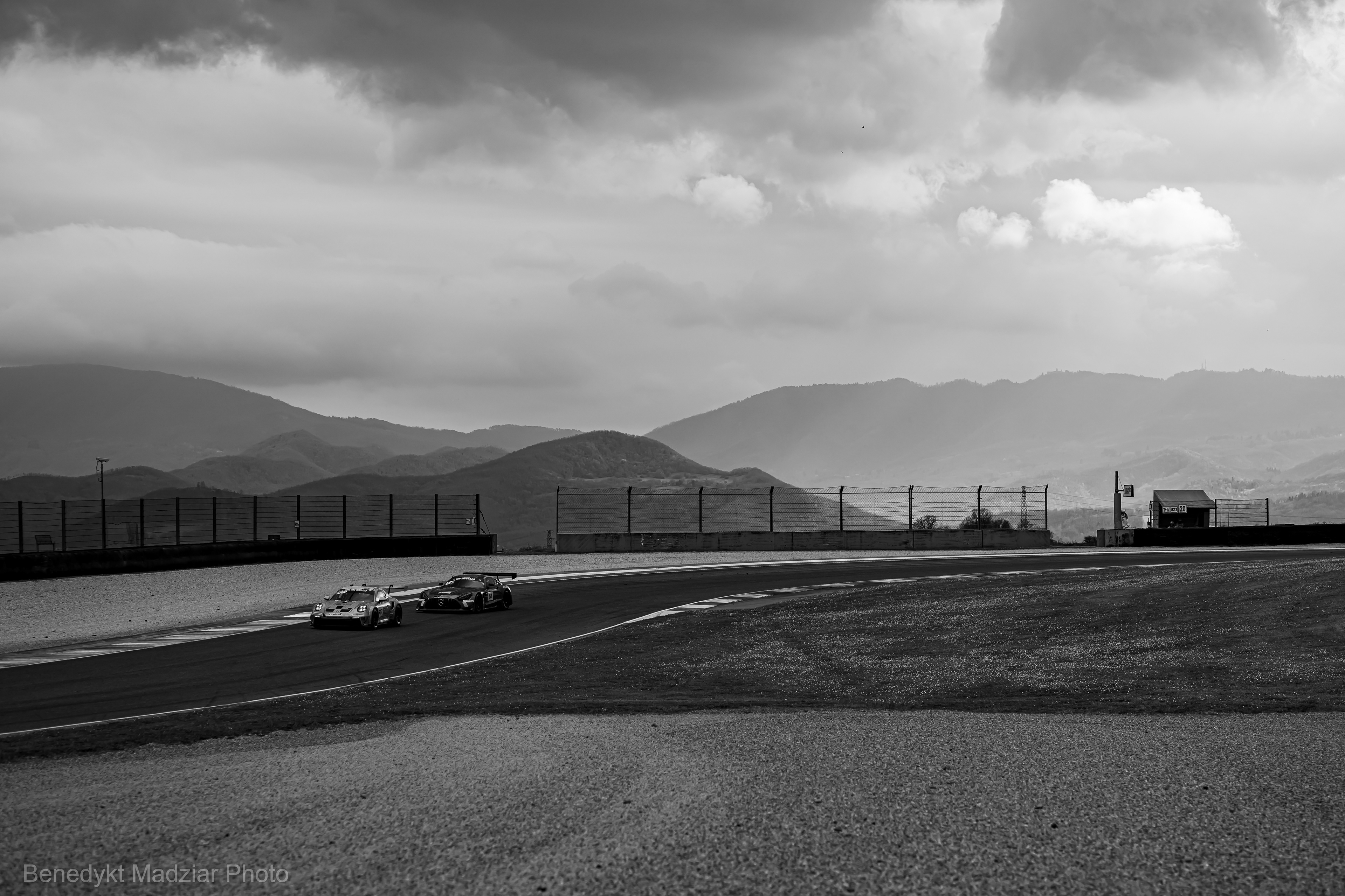 Porsche 911 (992) GT3 Cup vs Mercedes AMG GT3 EVO