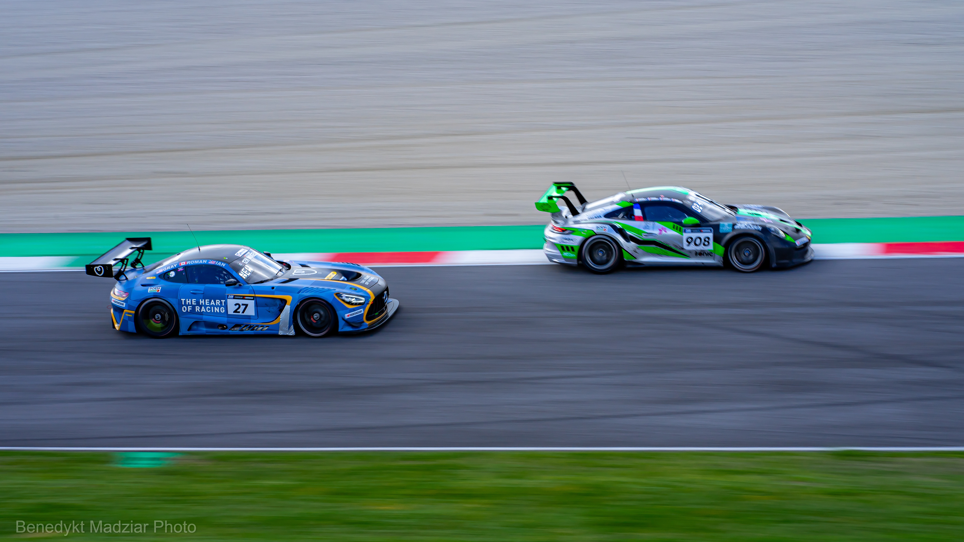Mercedes AMG GT3 EVO vs Porsche 911 (992) GT3 Cup