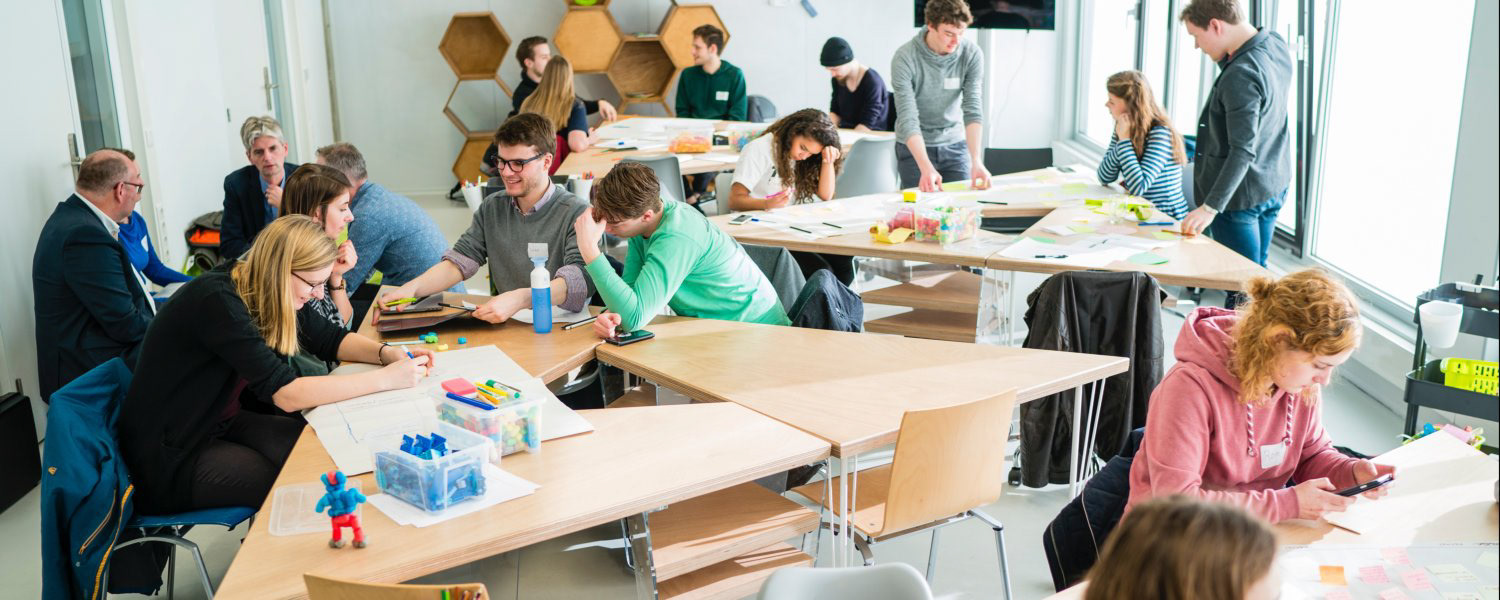 The DesignLab environment has wide walls because it supports a broad range of projects and stimulates collaboration between different parties.