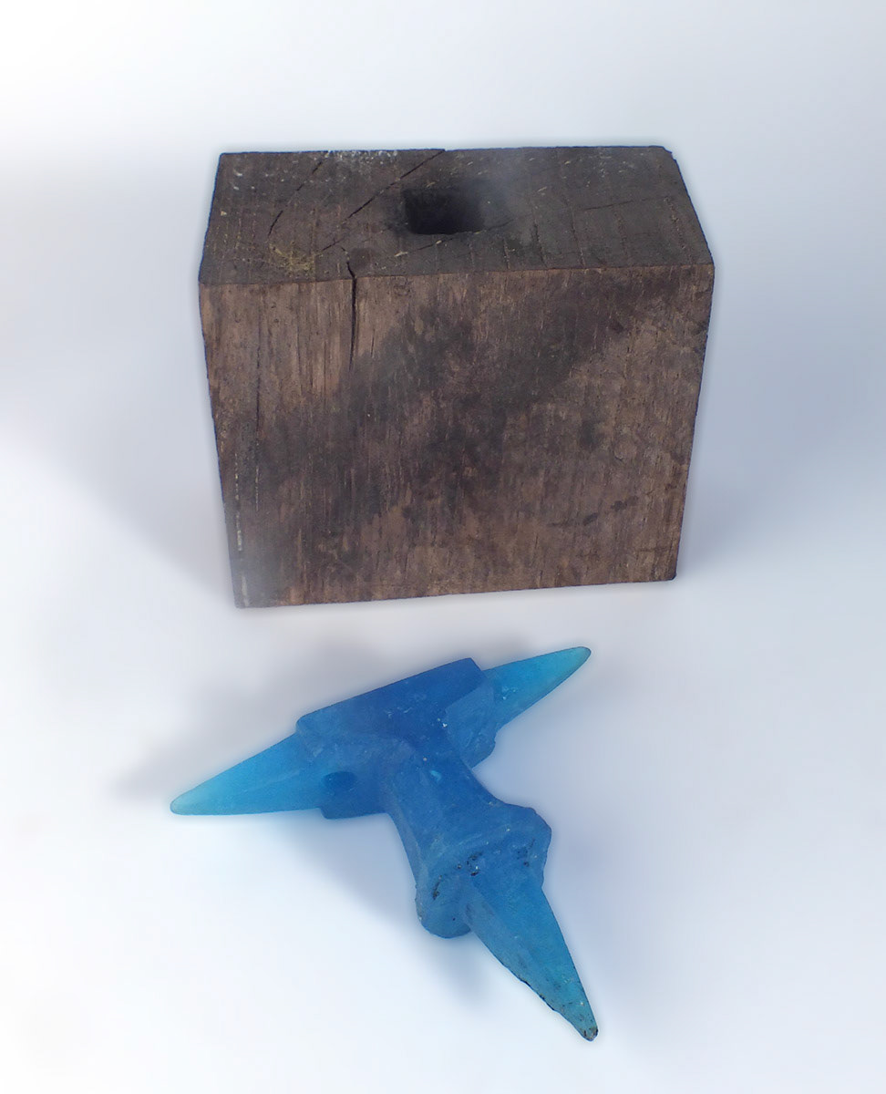 Enclumes - Pâte de cristal bleu et bois, 2020