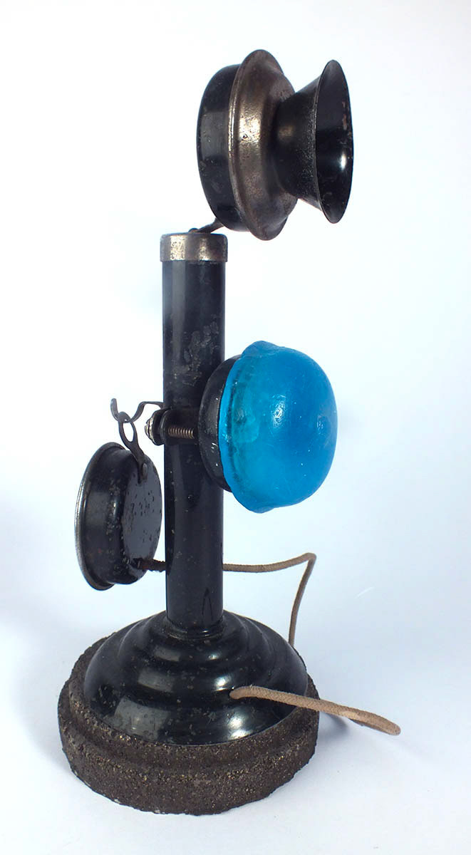 Téléphone jouet - Pâte de cristal bleu, bakélite et métal, 2020