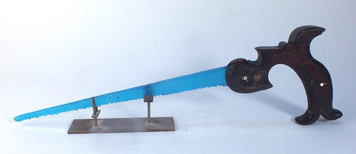 Scie égoïne - Pâte de cristal bleu, bois et métal, 2020