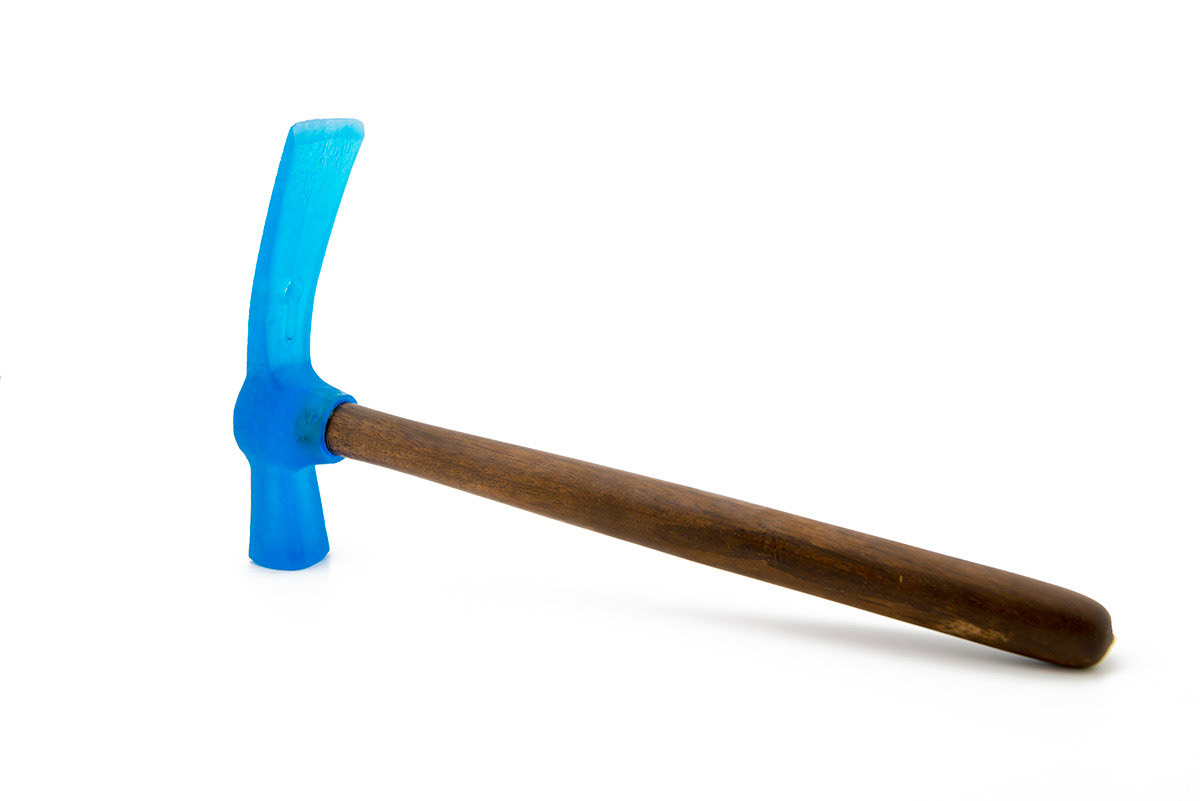 A toit - Marteau de charpentier - Pâte de cristal bleu et bois, 2020