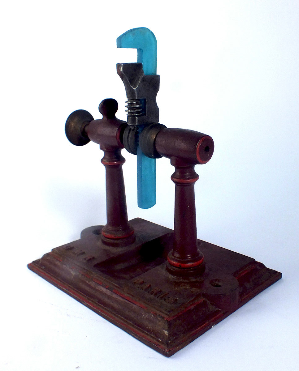 Petite clé à molette - Pâte de cristal bleue et métal, 2019