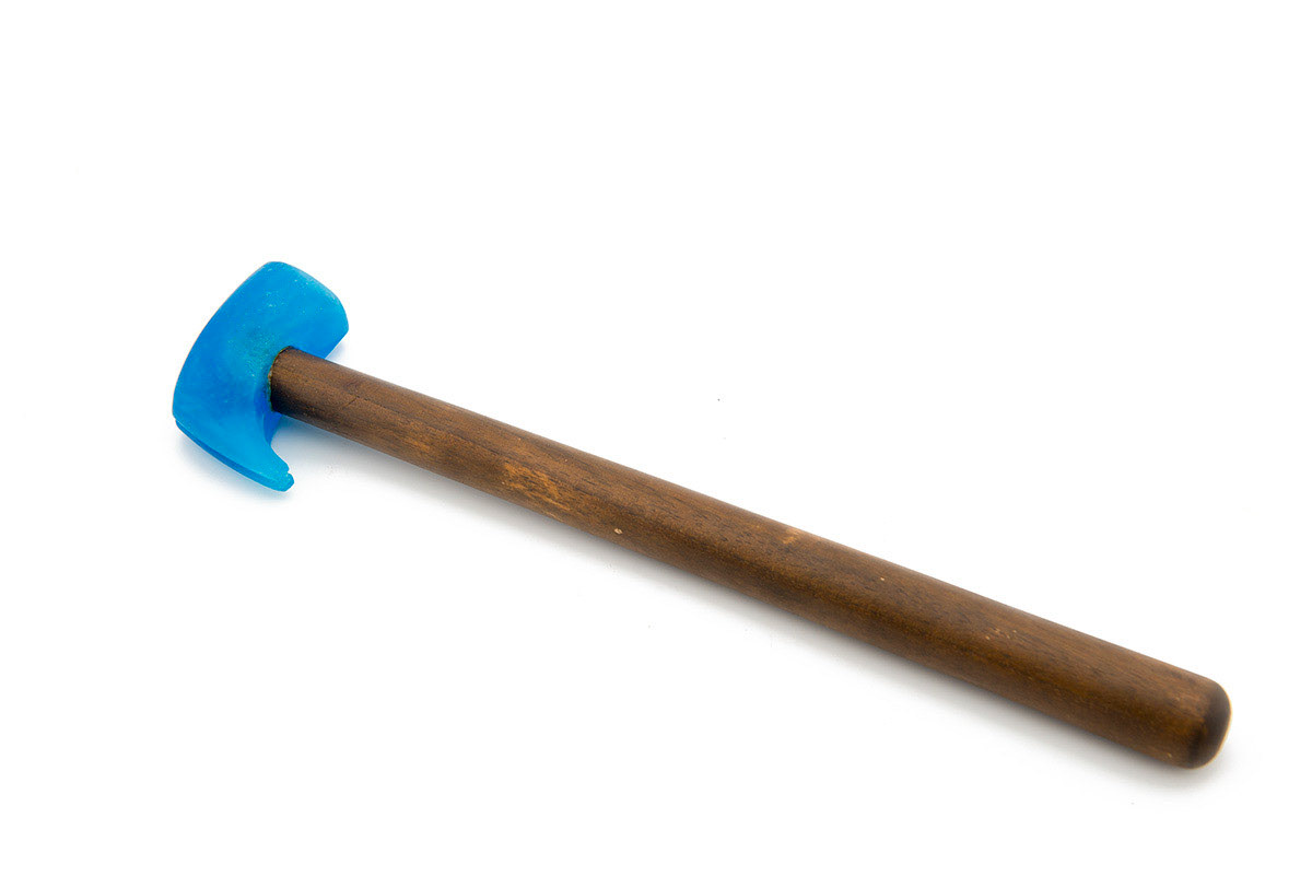 Gros boulots Brochoir - Pâte de cristal bleu et bois, 2013 © Céline Mathé
