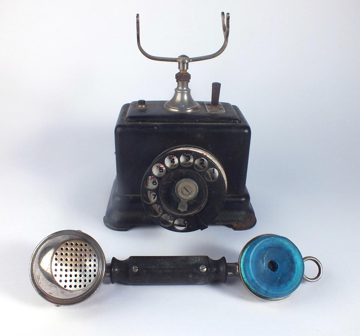 1915 - Téléphone - Pâte de cristal bleu, bakélite et métal, 2016