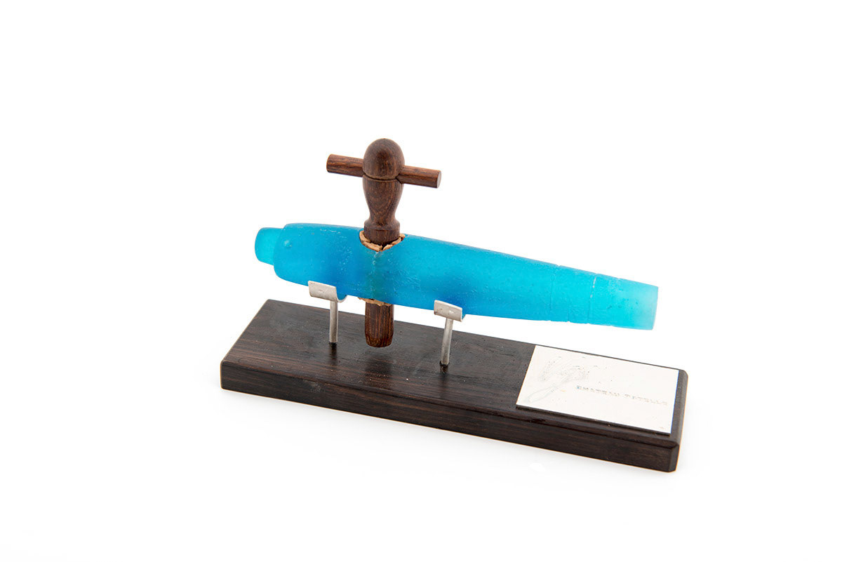 Divine - Canelle - Pâte de cristal bleu, bois et métal, 2015 © Céline Mathé