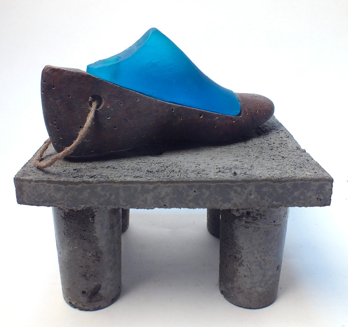 Elle a laissé une chaussure - Petite forme à fabriquer les chaussures - Pâte de cristal, bois, ficelle et ciment, 2018