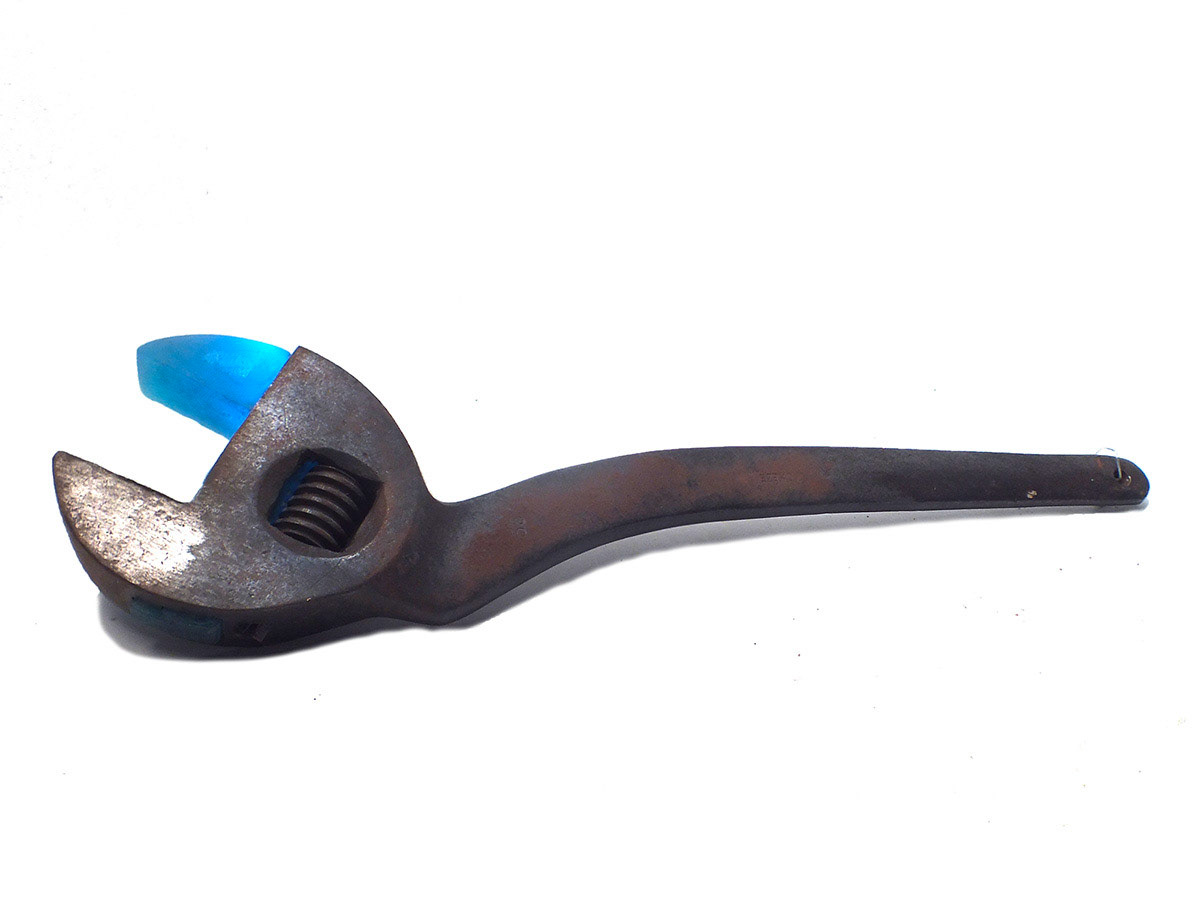 Clé anglaise - Pâte de cristal bleue et métal, 2017
