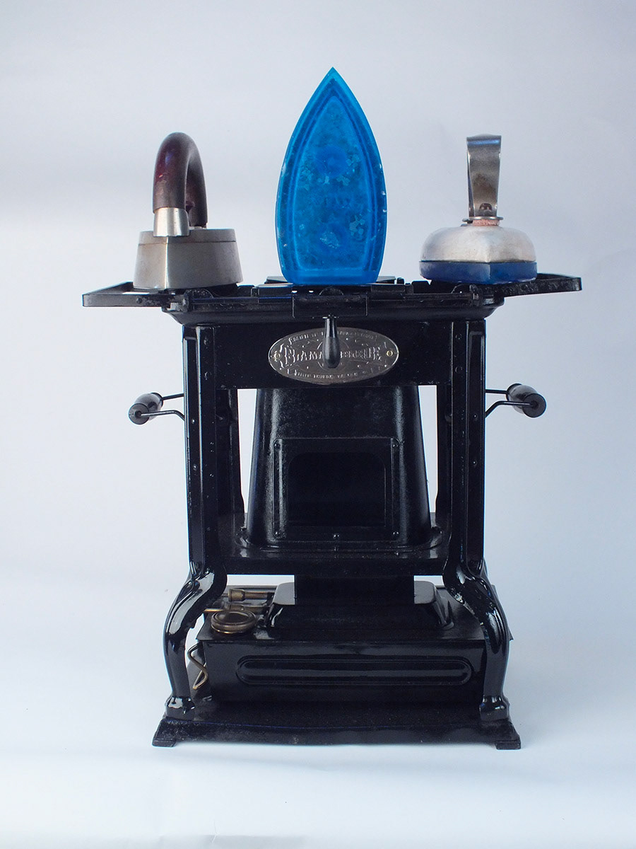 Mon arrière-grand-mère l’utilisait pour travailler - Repasseuse à domicile début du XXe siècle - Pâte de cristal bleu, métal et bois, 2012