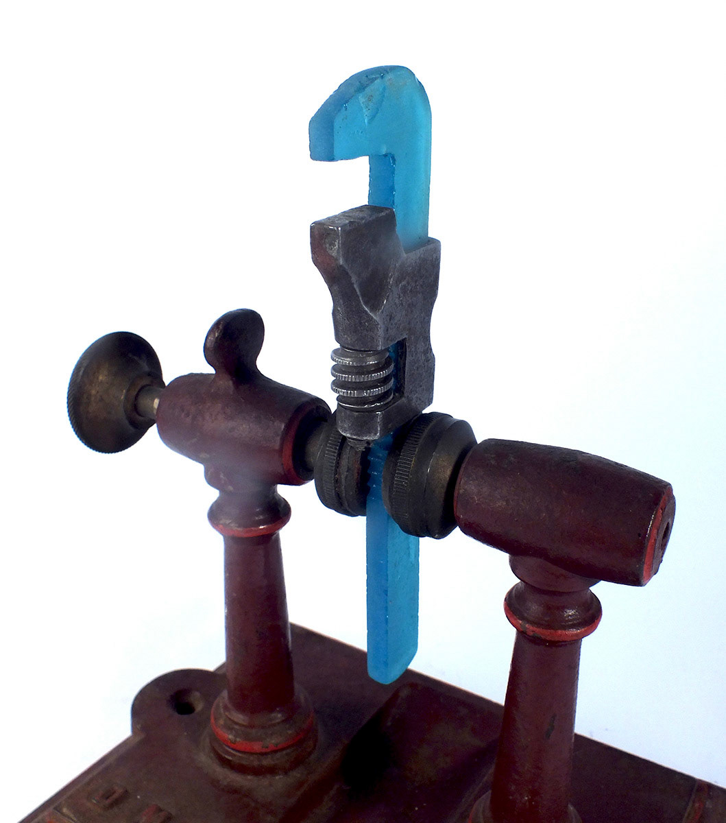 Petite clé à molette - Pâte de cristal bleue et métal, 2019