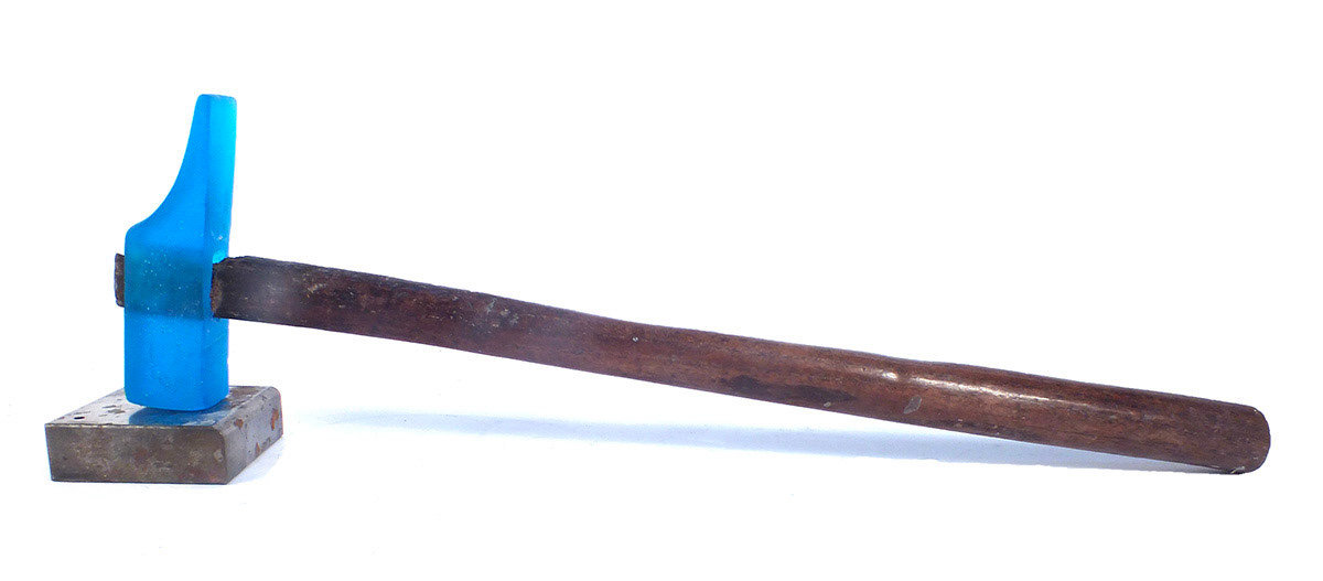  Objet surréaliste Marteau et tas Pâte de cristal bleu, bois et métal, 2020