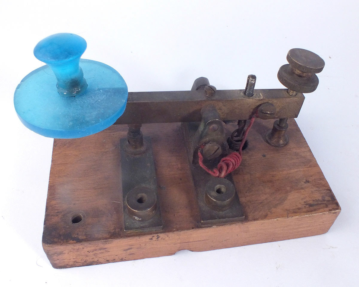 Télégraphe - Pâte de cristal bleu, métal et bois, 2020