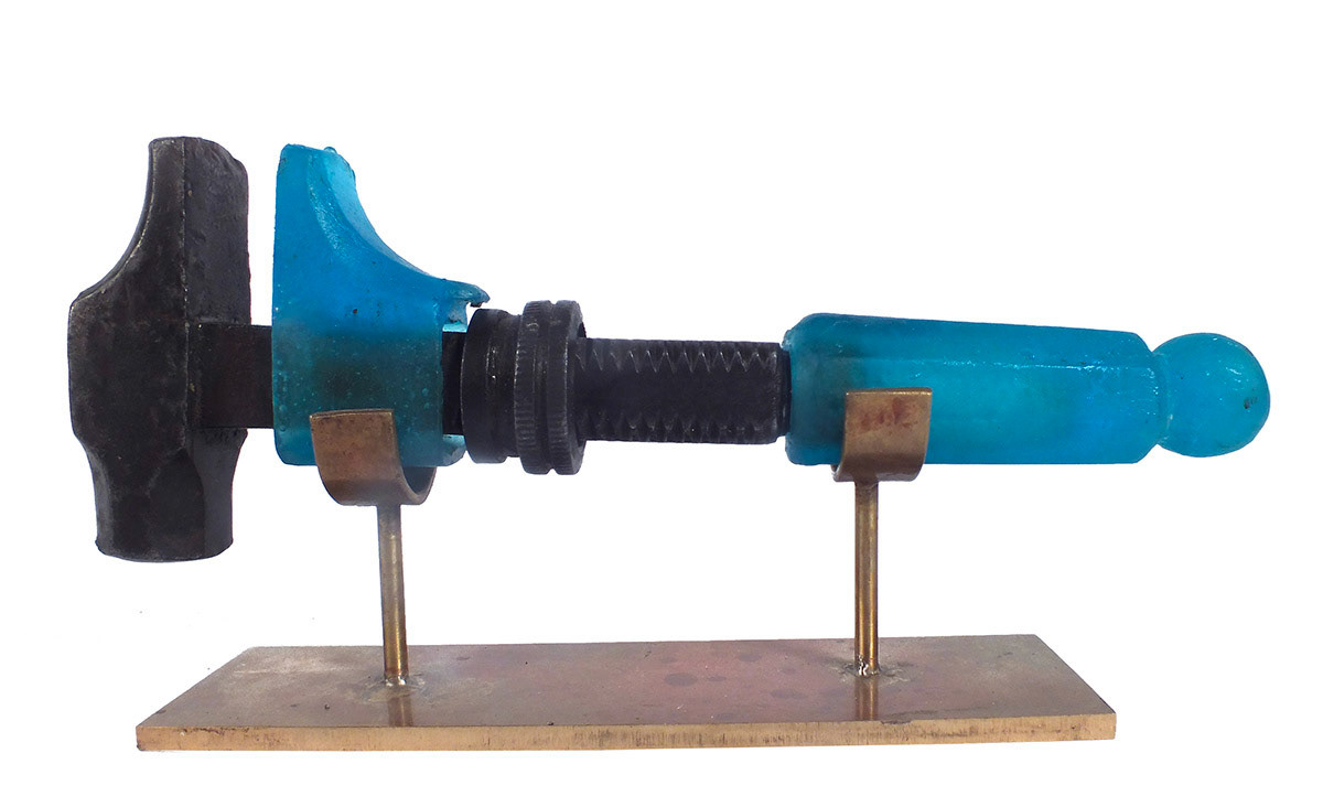 Petite clé - Pâte de cristal bleue et métal, 2019