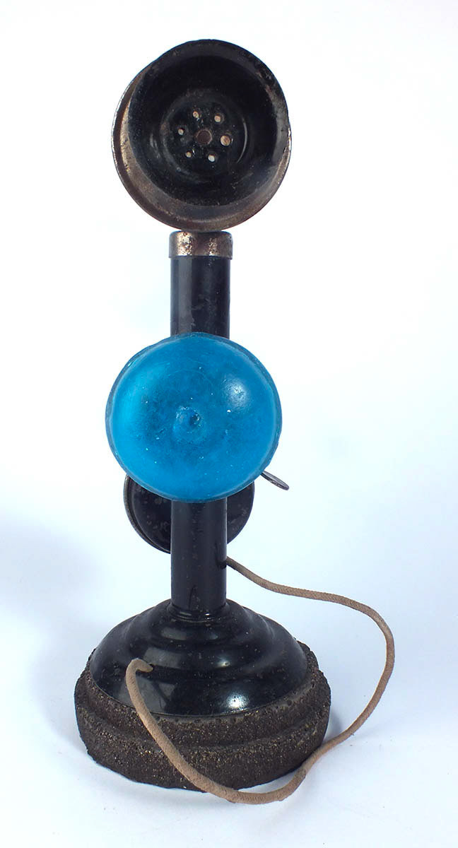 Téléphone jouet - Pâte de cristal bleu, bakélite et métal, 2020