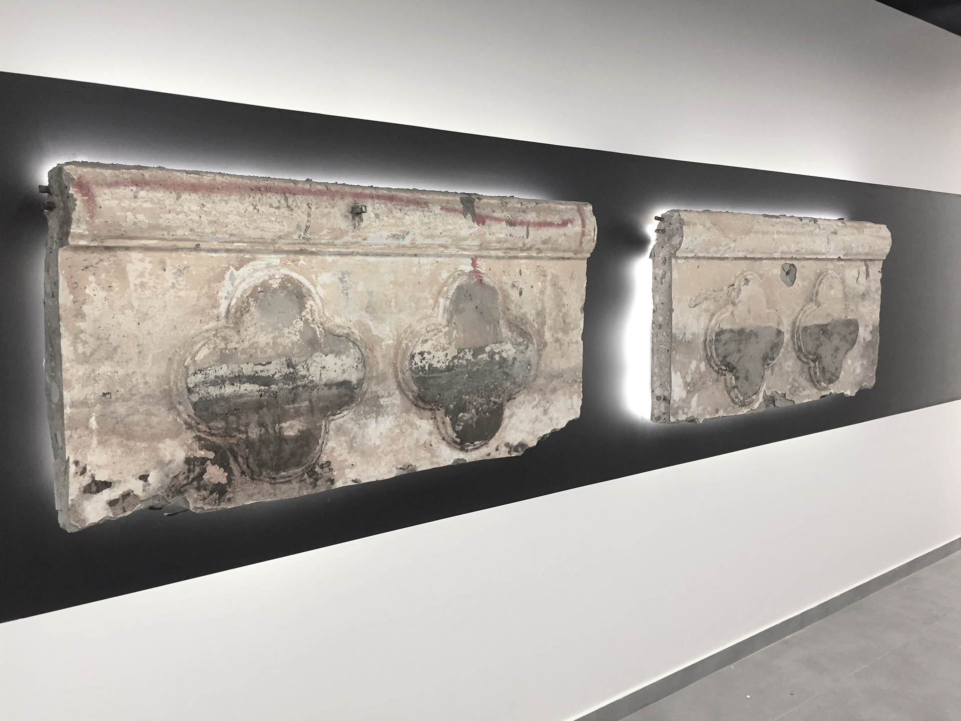 Highlighting on from site dismanteled stone barriers and exhibiting them as museum objects