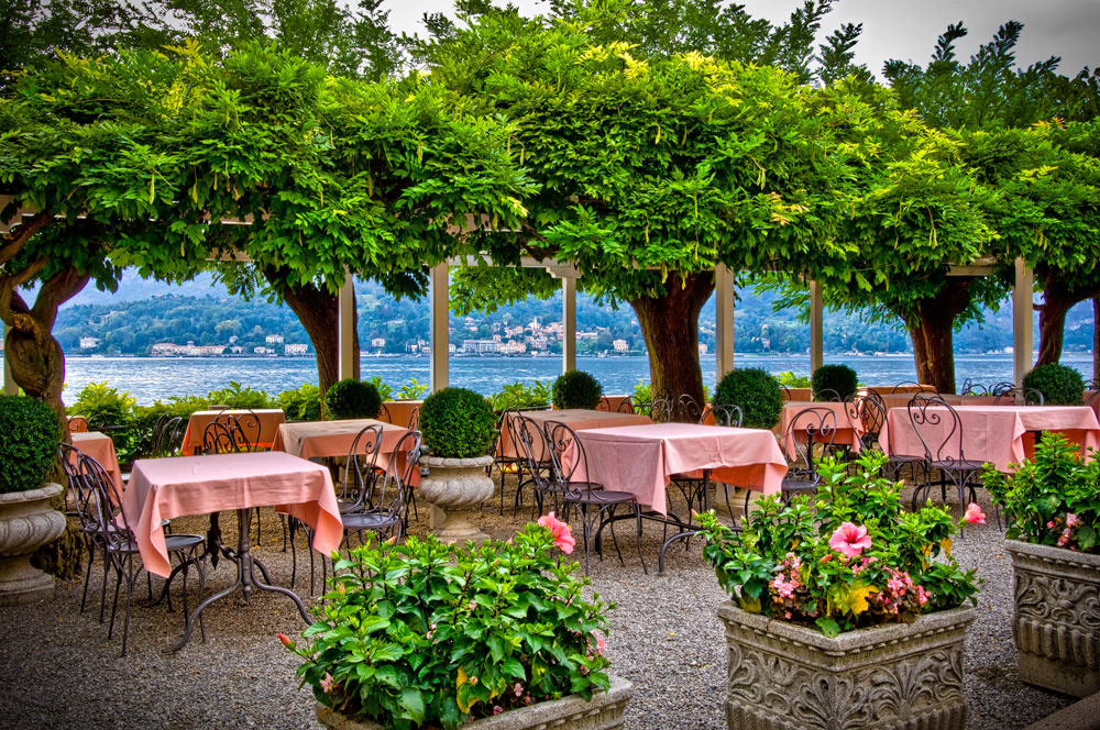 #2231 Cafe in the Town of Bellagio on Lake Como