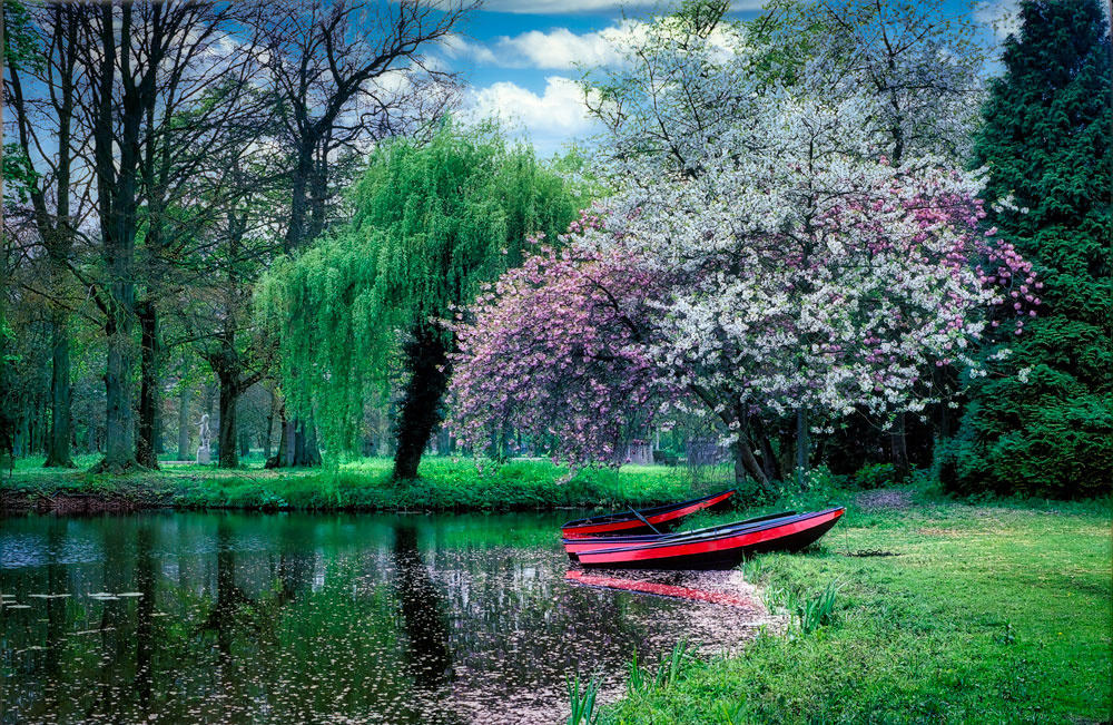 #2483 Pond with Row Boats on the Grounds of the De Harr Castle