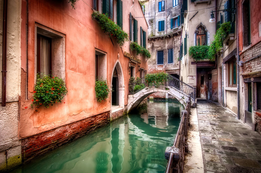 #2141 Canal Scene in Venice