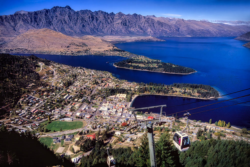 #5041 Queenstown with Lake Wakatipu and the Remarkables Mountain Range on the South Island