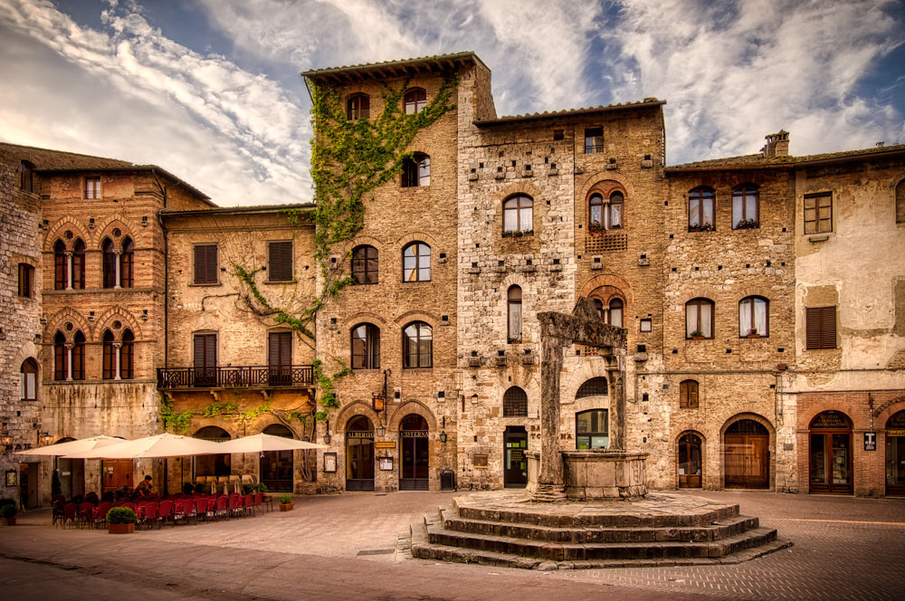 #2292 Piazza della Cisterna at San Gimignano in the Tuscany Region