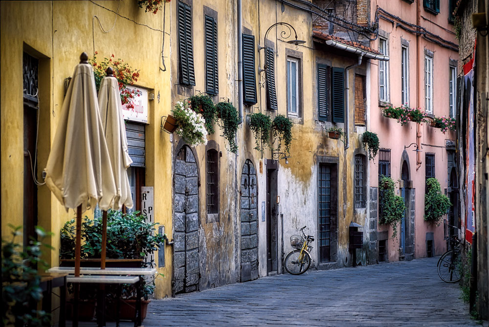 #2116 Street scene, Lucca, Tuscany region, Italy
