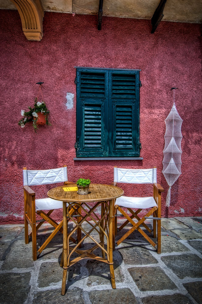 #2275 Table at Small Restaurant in Portofino