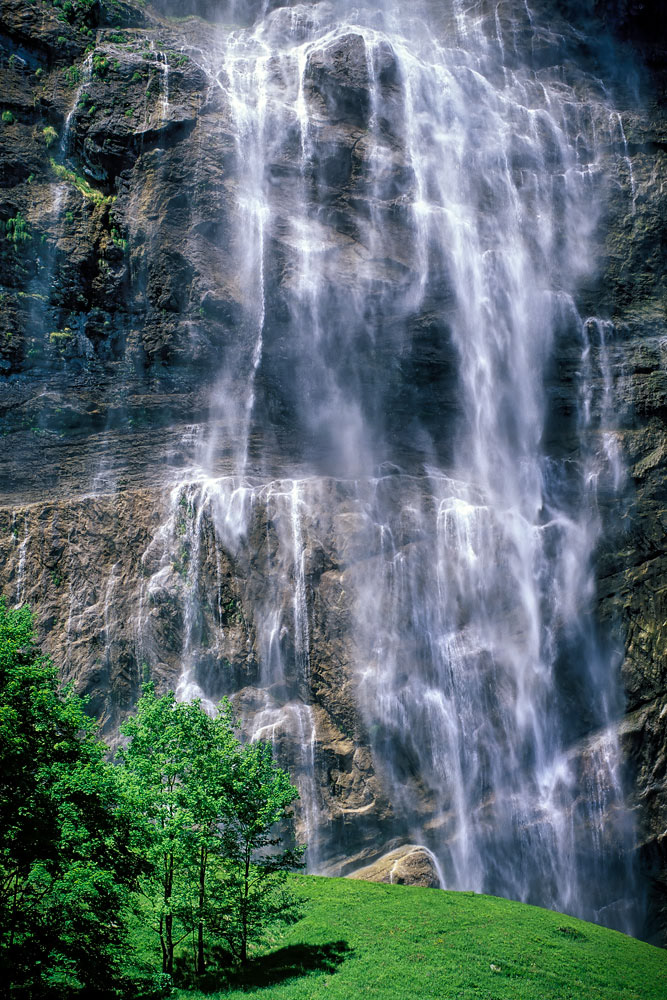 #4009 The Staubbach Falls at the Village of lauterbrunnen