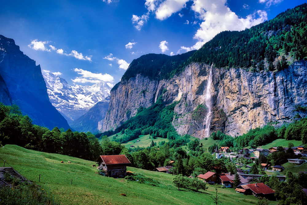#4006 The Lauterbrunnen Valley and Staubbach Falls