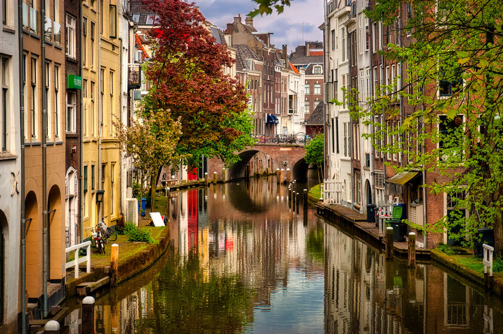 #2476 Houses Along Canal in the Town of Utrecht