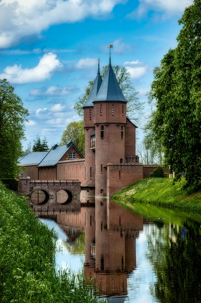 #2480 Drawbridge Entrance to the De Harr Castle