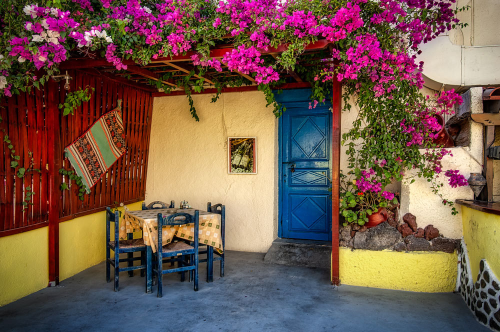 #2937 Restaurant with Bougainvilleas on the Island of Santorini