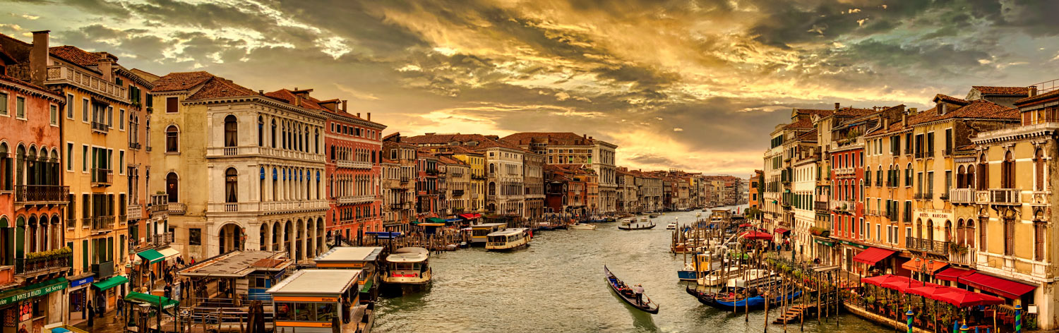 #2148 Gondolas and Activity on the Grand Canal in Venice, Italy