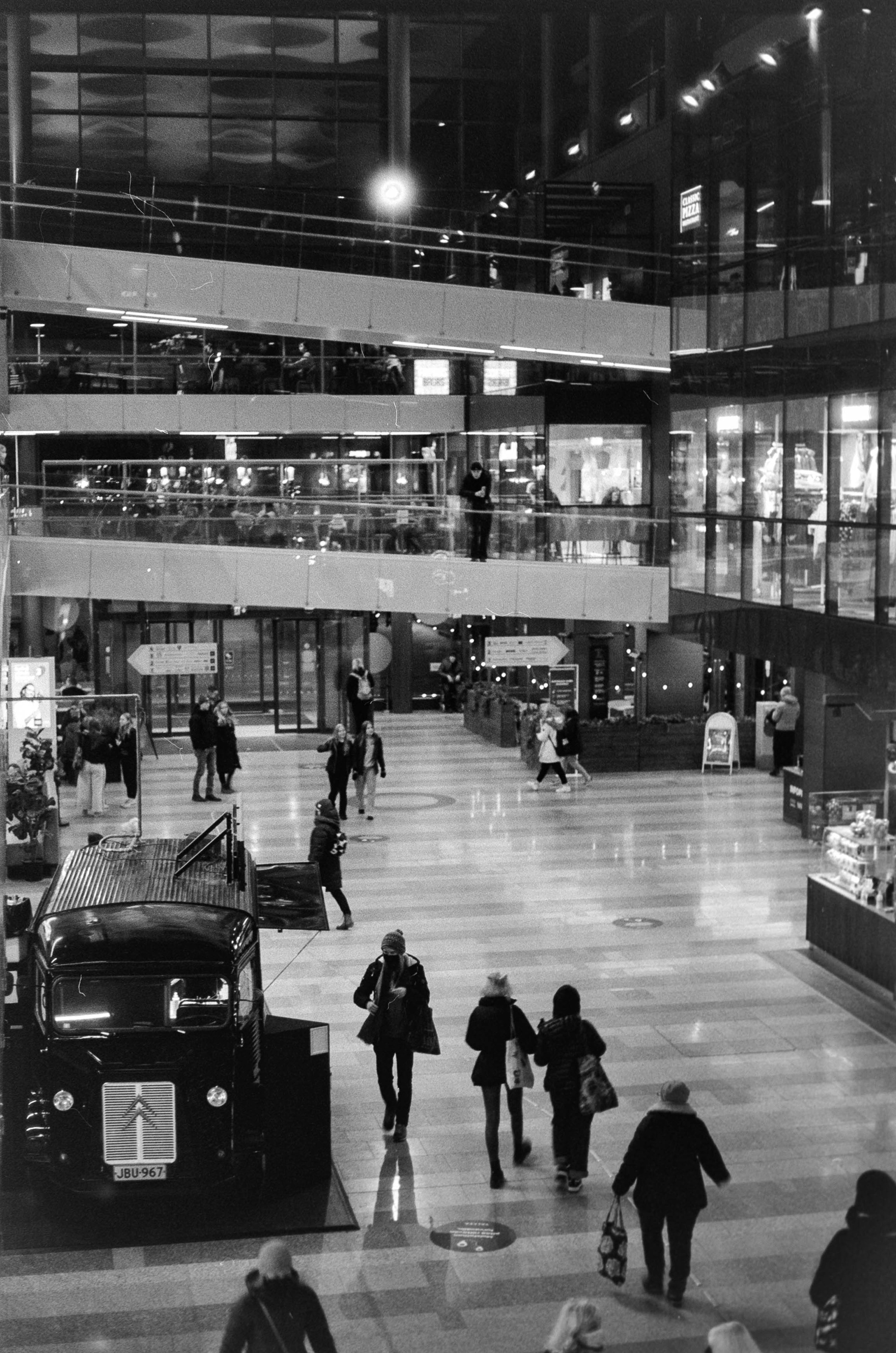 Ilford HP-5, Canon AV-1