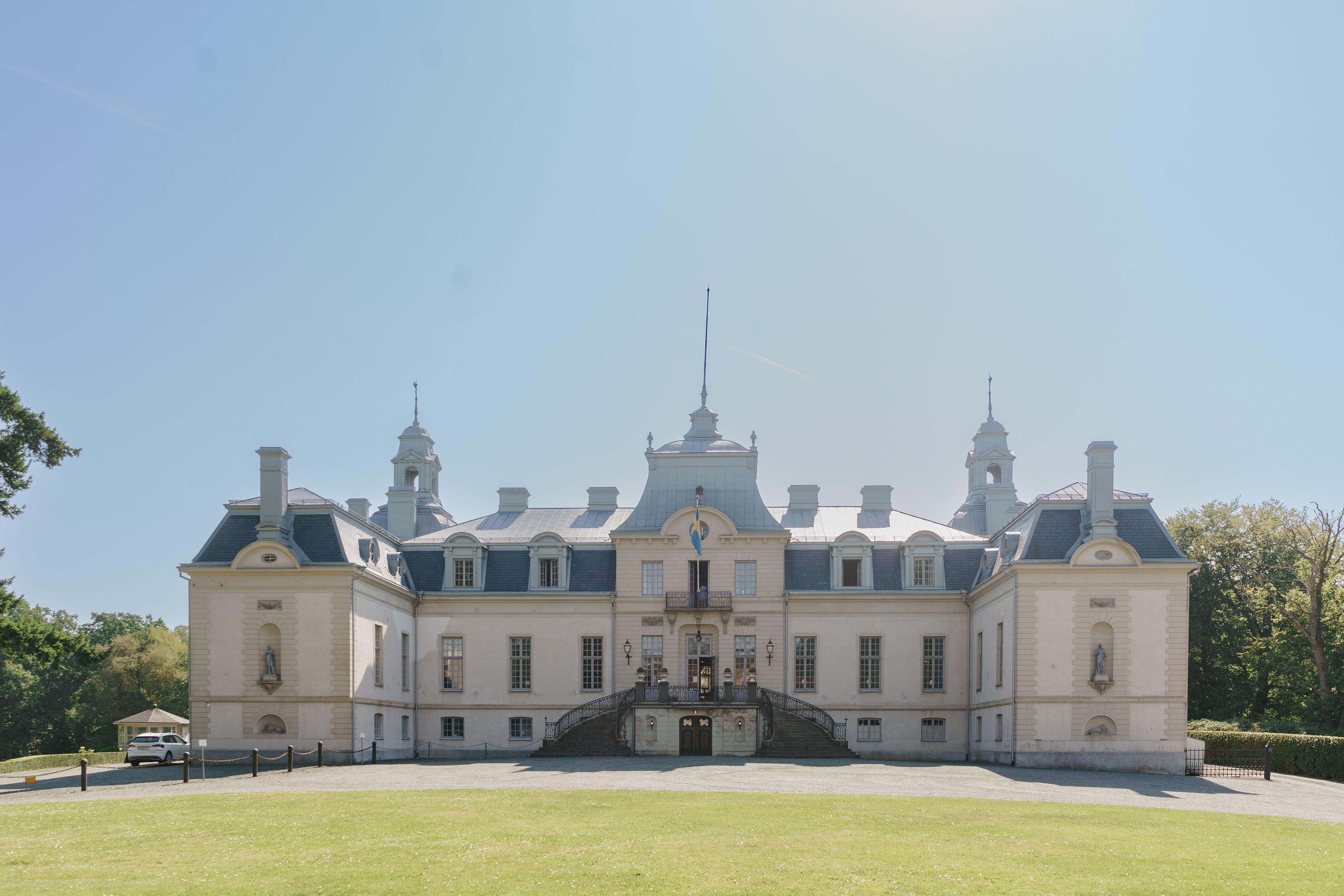 Pathway between manicured hedges leading to the castle at Chu and Josethyne's wedding venue, captured by Yana Adamova
