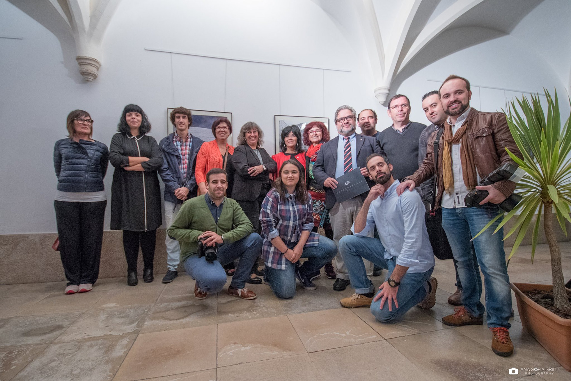 Ana Sofia Grilo Castelo Costa Daniel Ribeiro ausente da foto Duarte Henriques Duarte Silva José Sobral Ludmila Queirós Maria Plácido Cera Rafael Ferreira Rosa Maria Ribeiro Rui Costa Freire Vítor Dias Vitor Murta com Aidil Machado Fátima Lopes e Pedro Cardoso