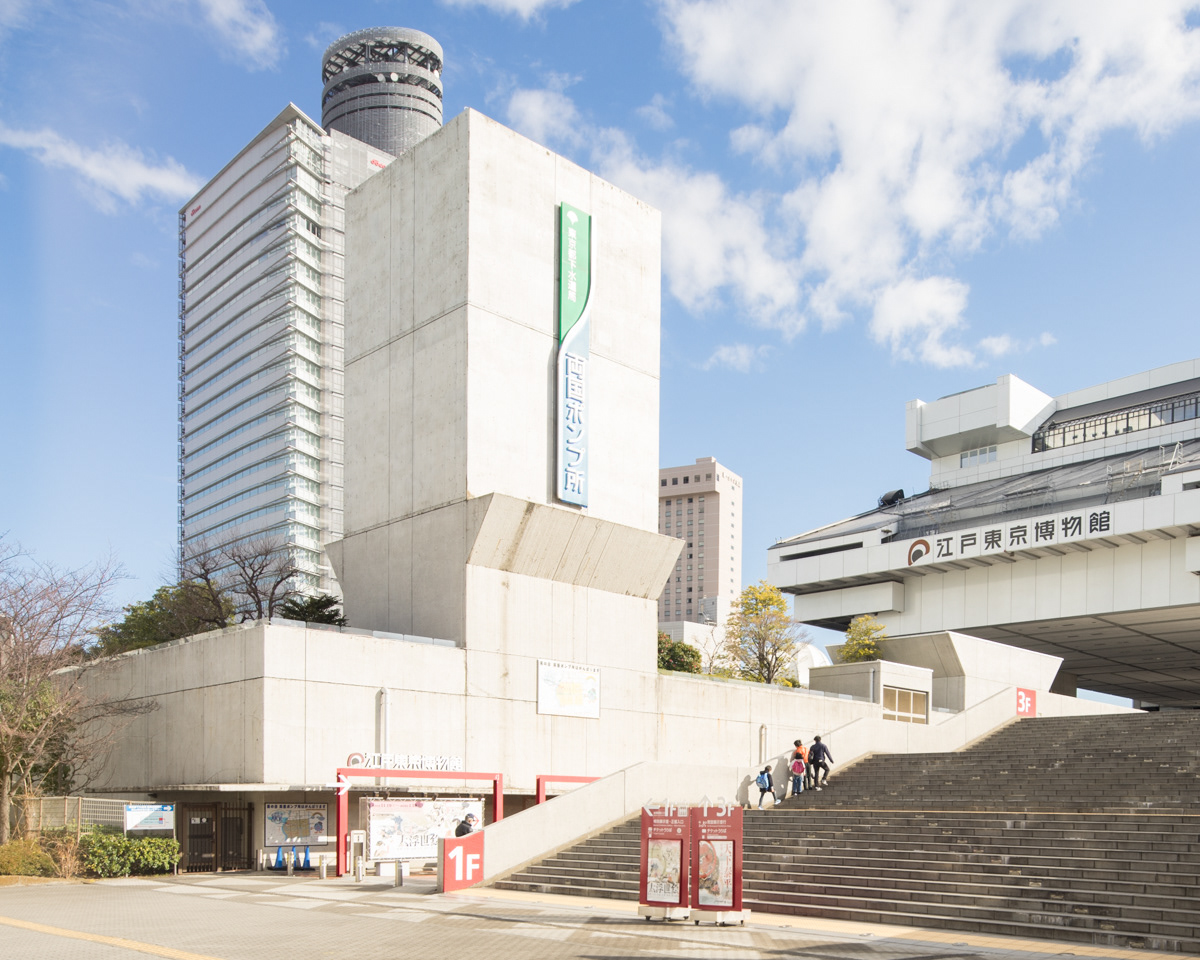 EDO TOYKO MUSEUM is located in Tokyo, designed in 1992 by Kiyonori Kikutake, founder of the Metabolism architectural movement.