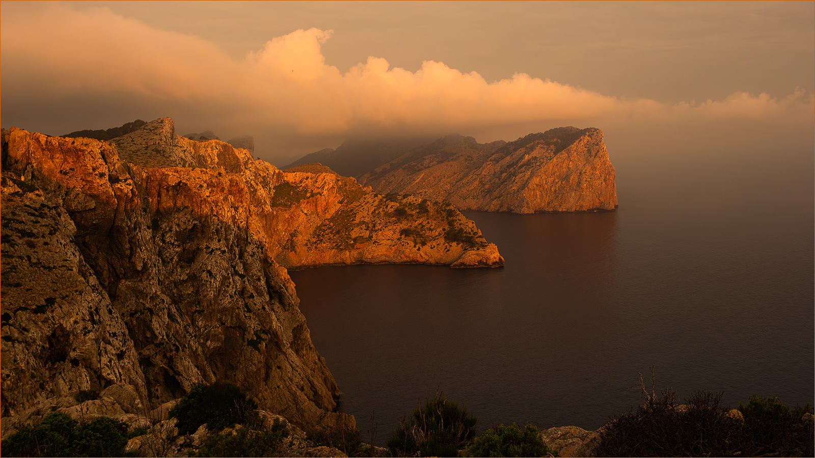 SCORE 8.0 Mallorca sunrise on the rocks by Catherine Allum